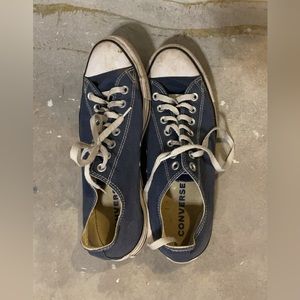 Women’s/ men’s navy converse
